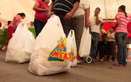 Vecinos de San Francisco esperan la venta de bolsa de comida 