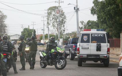 Se une a un cobravacuna para extorsionar a su prima