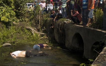Les disparan en la sien y los arrojan a una quebrada