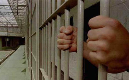 Condenan a padres que mataron a joven por acosar a su hija