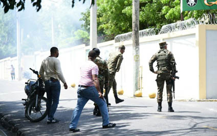 Lanzan dos bombas en Junta Municipal Electoral dominicana