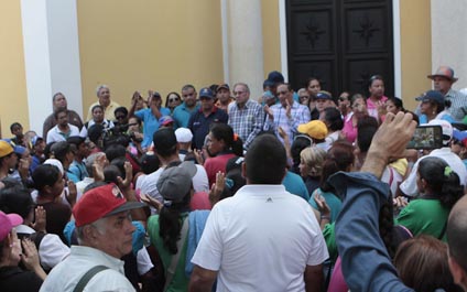 Lanzan lacrimógenas a profesores en protesta por pagos