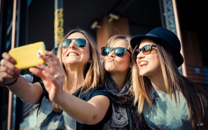 Personas amantes de las selfies “sobreestiman su atractivo”