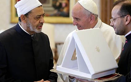 El papa y Al Tayeb se reúnen en rechazo al terrorismo