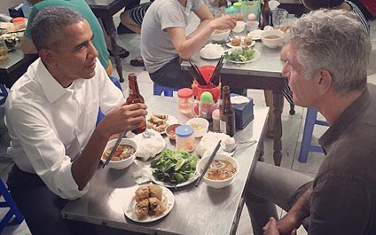 Barack Obama y Anthony Bourdain comen en Vietnam