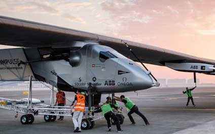 Retrasan partida del avión Solar Impulse II por desperfecto