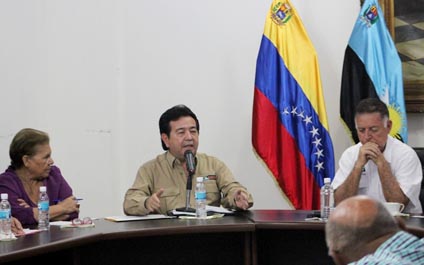 Gobernador discute sobre pagos y mejoras de educadores