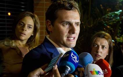 Rivera se va de Venezuela sin fe en el diálogo y promete divulgar crisis