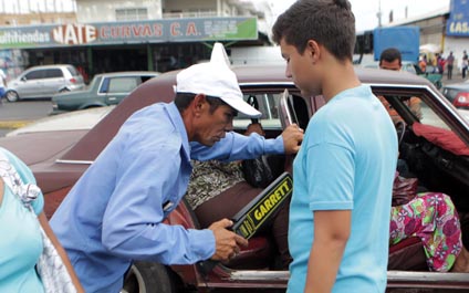 Choferes se las ingenian para cuidarse del hampa 