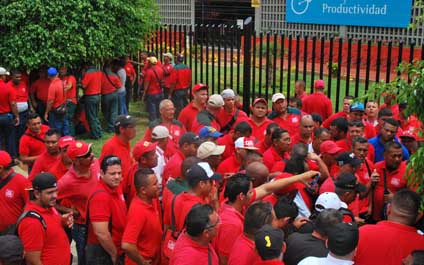 Trabajadores de Coca-Cola reclaman estabilidad laboral a la empresa
