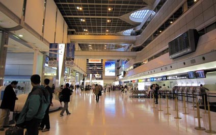 Maleta abandonada en Tokio desata alerta terrorista