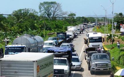 Cierran la Troncal 6 por descontento en venta de comida de los Clap