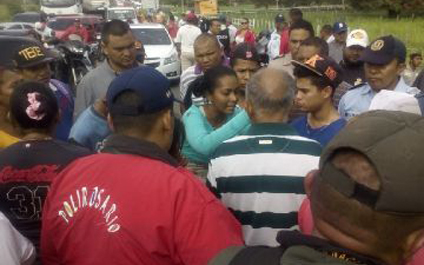 Cierran la troncal 6 por descontento en venta de comida de los CLAP