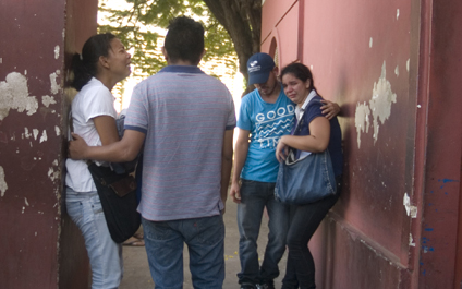 Lo confunden y le disparan en la cabeza