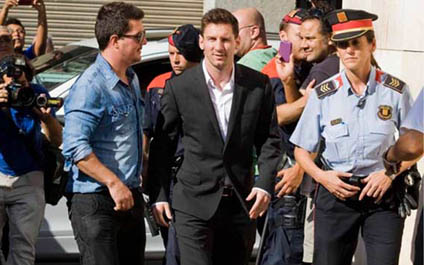 Messi muestra algo de mejoría y viaja a España