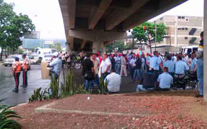 Trabajadores de Corpoelec protestan por mejoras salariales