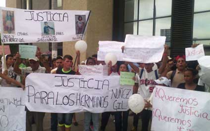 Familiares de hermanitos Núñez exigen justicia frente al Palacio