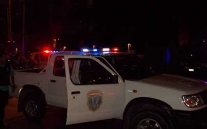 Su socio lo lanza del cuarto piso de un hotel