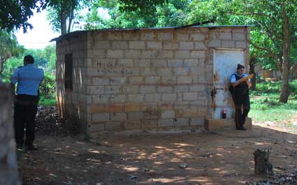 Intentan lincharla por enterrar a su bebé en un basurero
