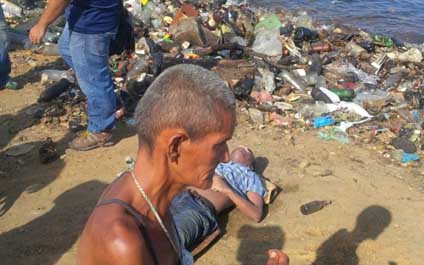 Lo apuñalan y lo lanzan al Lago