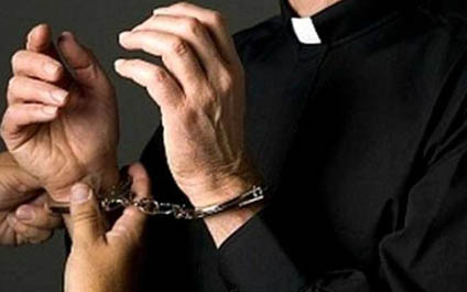 Suspenden a cura por abusar de un menor con retraso mental