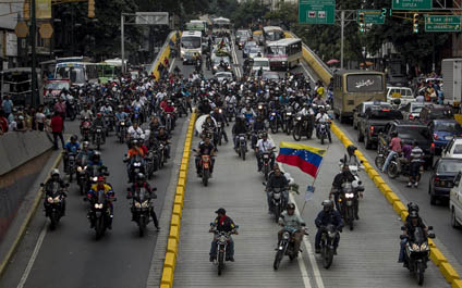Colectivos intentan tomar sede de El Nuevo País