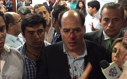 Agreden a diputados que protestan frente al CNE