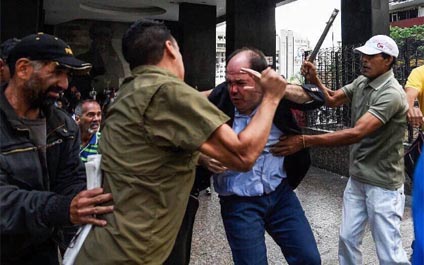 Diputados chavistas rechazan agresiones a Julio Borges