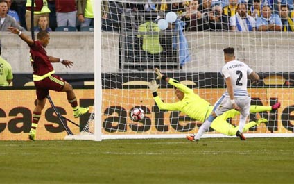 Venezuela sorprende 1-0 a Uruguay