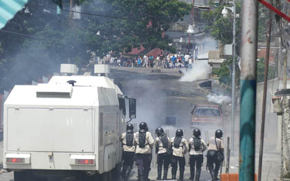 Manifestantes y policías se enfrentan en La Vega