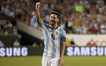 Un hat-trick de Messi guía a Argentina a cuartos de final