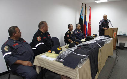 Dotan a los Bomberos con uniformes nuevos