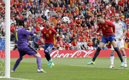 Cabezazo de Piqué sentencia victoria de España