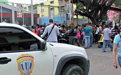 Balacera y muerte en cola de Mercal