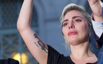 Lady Gaga asiste a homenaje a víctimas de Orlando