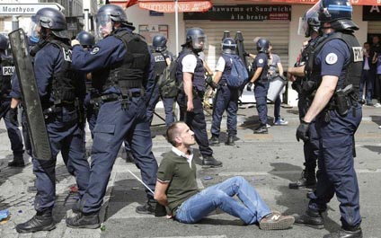 Francia expulsará a hinchas rusos por disturbios en Marsella