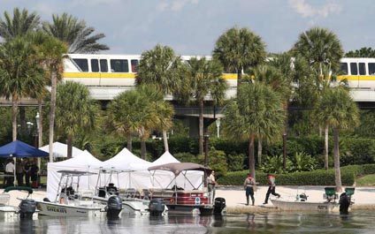 Cercan lago donde un caimán arrastró a niño en Orlando