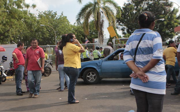 Motorizados atacan a personal del materno Raúl Leoni