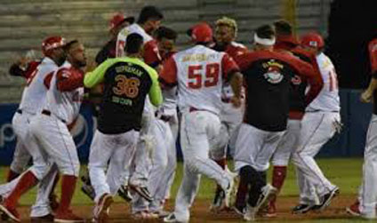 Cardenales y Leones toman ventaja en semifinales del béisbol