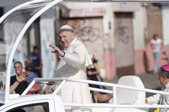 Papa reza con jóvenes venezolanos por la migración