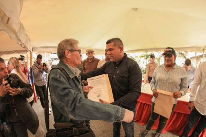 Alcalde Casanova adjudica locales a 102 comerciantes