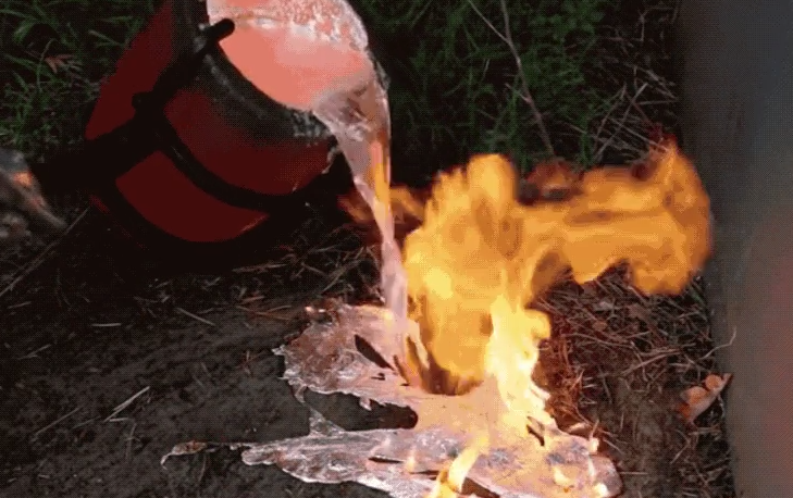 Destruyen nido de avispas con aluminio fundido