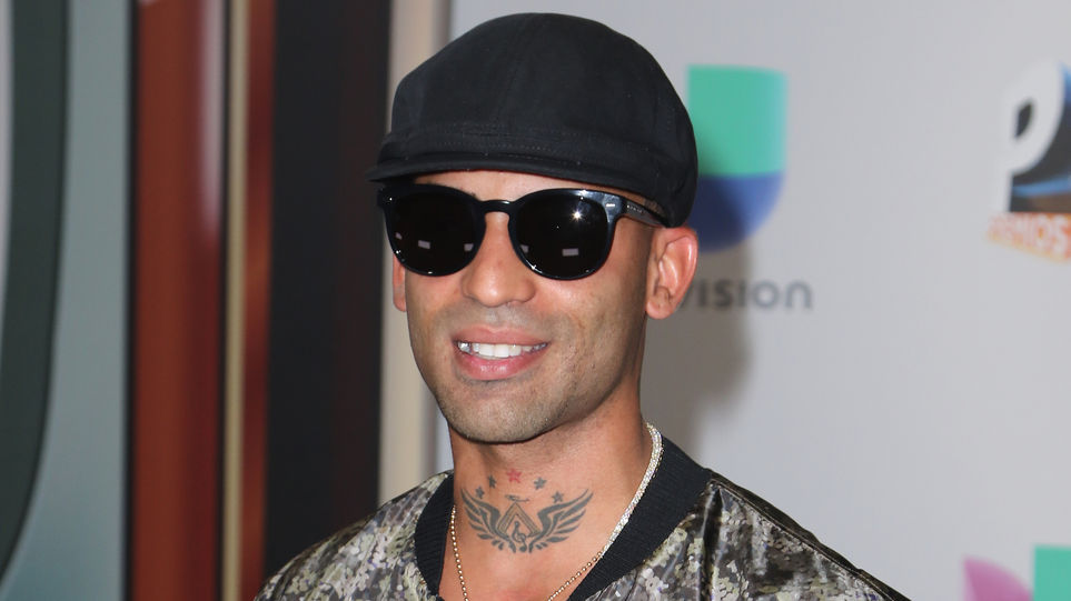 Arcángel insulta a Maduro junto a jóvenes venezolanas