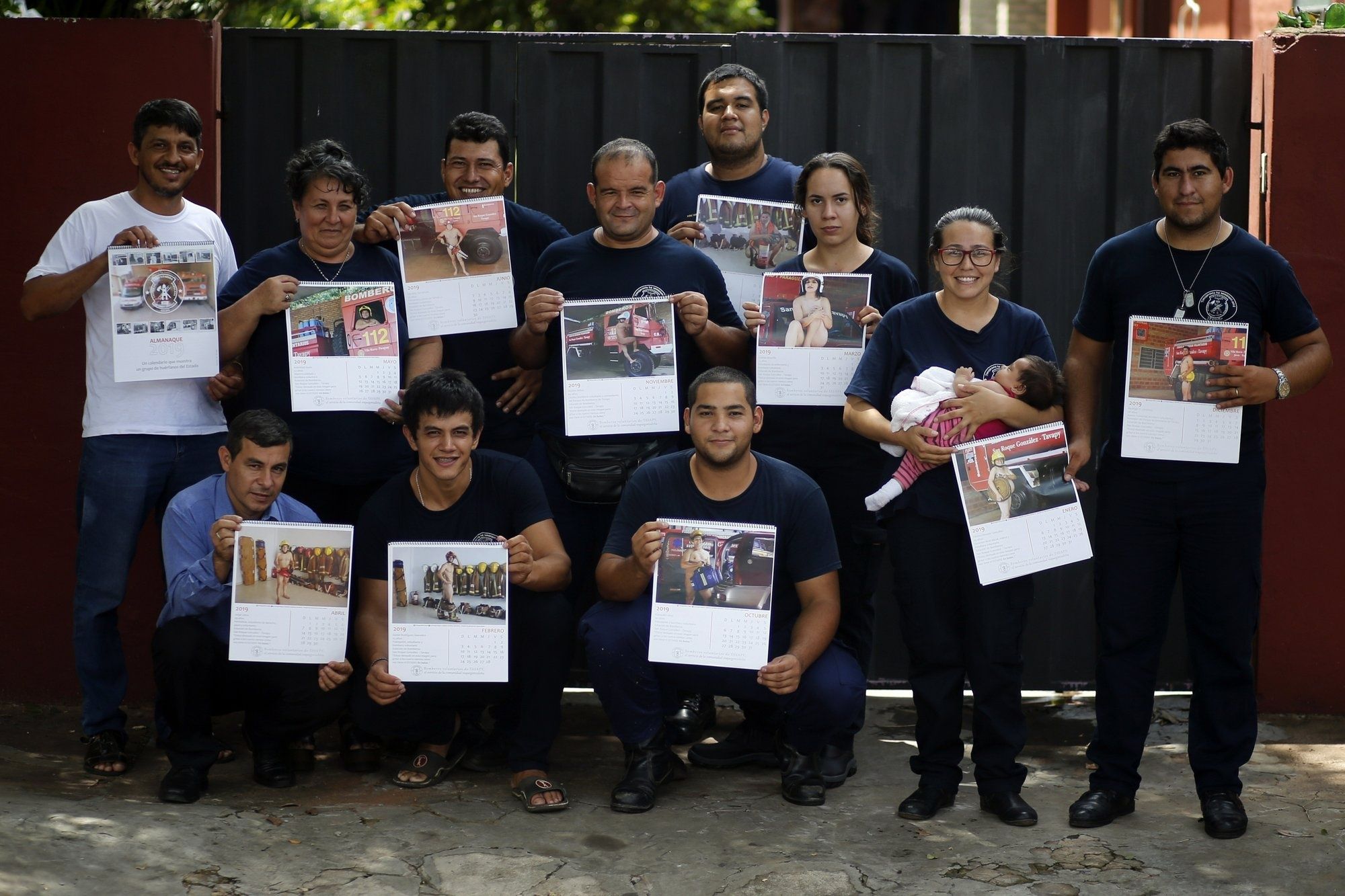 Bomberos se fotografían desnudos para recaudar fondos