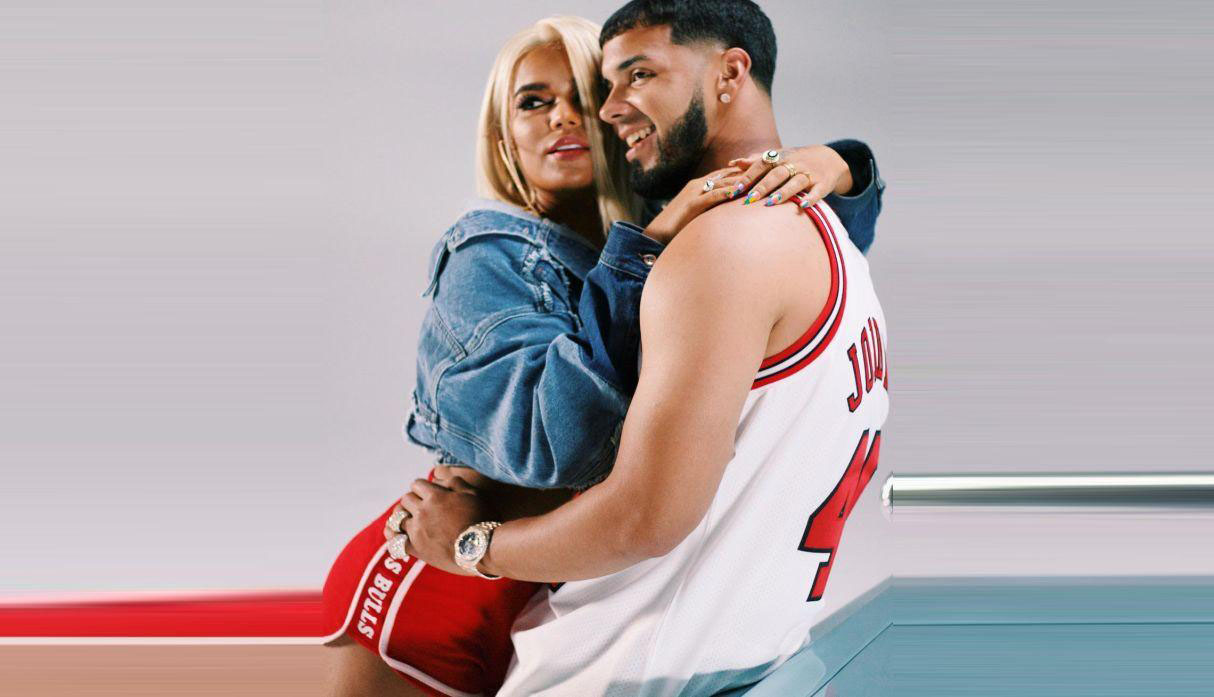 Karol G enciende las redes con foto íntima junto a Anuel AA