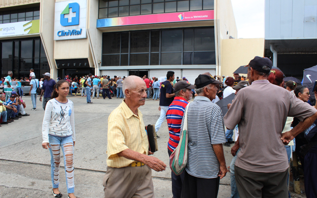 Pensionados llevan seis días sin lograr efectivo