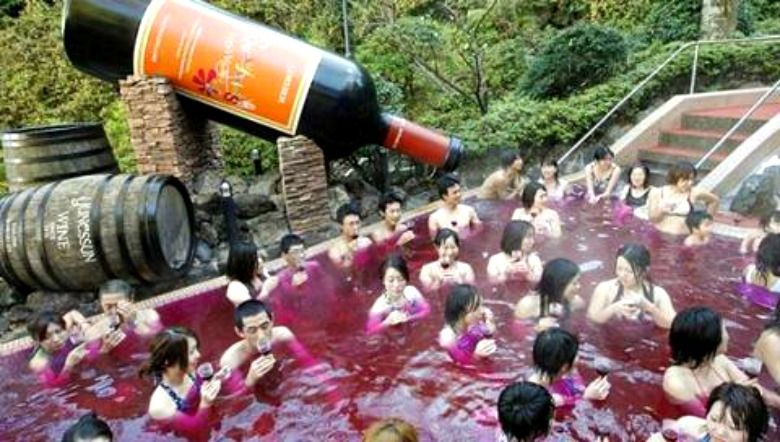 En Japón es posible bañarse en vino y café