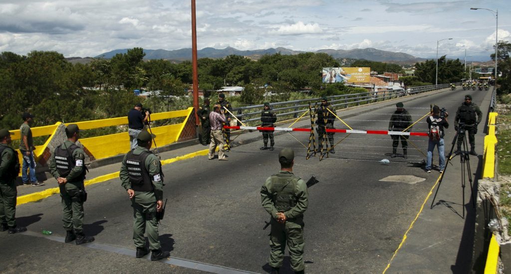 Tensa calma predomina en puente fronterizo