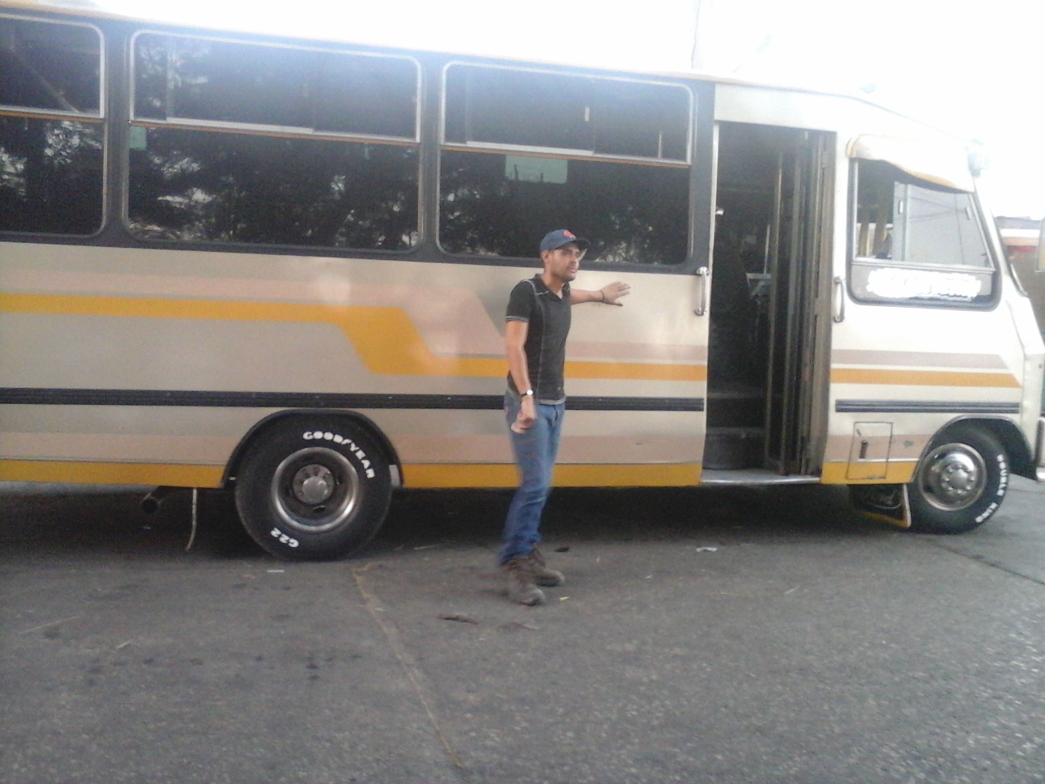 Bajan a pasajeros de buses por querer pagar con billetes de 10