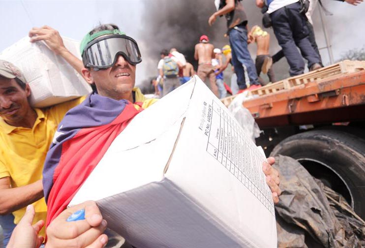 Trump pide a Venezuela que deje entrar ayuda para evitar el hambre